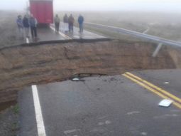 Se abrió una grieta en la ruta 3 y se tragó un camión Se abrió una grieta en la ruta 3 y se tragó un camión