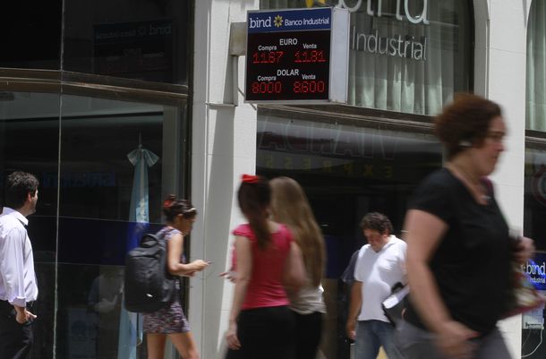 Pronostican que subirán más las reservas y el dólar negro seguirá bajando