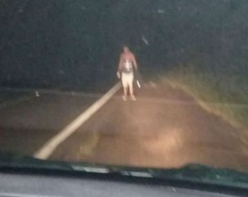 Así estaba el hombre pidiendo ayuda en la ruta