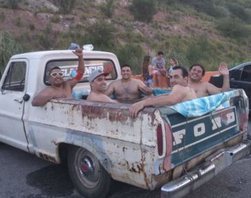 ¡Ingenio puro! Convirtieron la caja de una camioneta en una pelopincho rodante