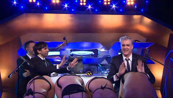 Roberto Pettinato utilizó varias colas como instrumento para hacer música