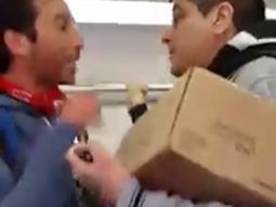 Vendedores ambulantes de tren a las piñas