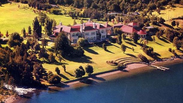 La mansión de Lewis a orillas del Lago Escondido