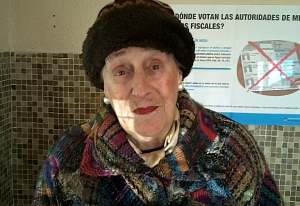 Un ejemplo: una anciana de 90 años votó en las elecciones
