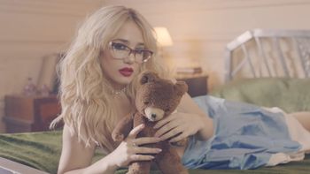 La vida rosa es el primer videoclip de Ángela La vida rosa es el primer videoclip de Ángela