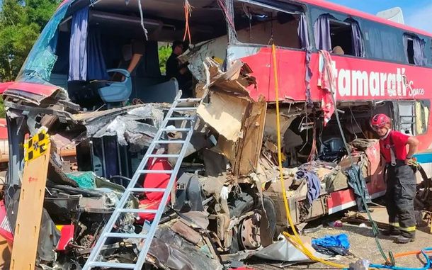 Tragedia en Brasil: choque frontal entre micro y camión deja decenas de víctimas