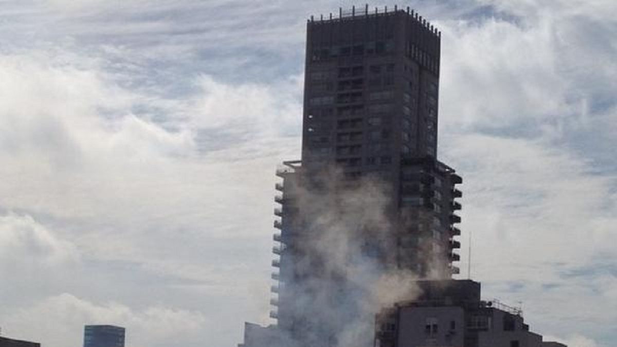 Bomberos combaten un incendio en el 8vo piso de un edificio de Palermo