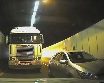 VIDEO: El camión o el auto: ¿quién tuvo la culpa del choque?