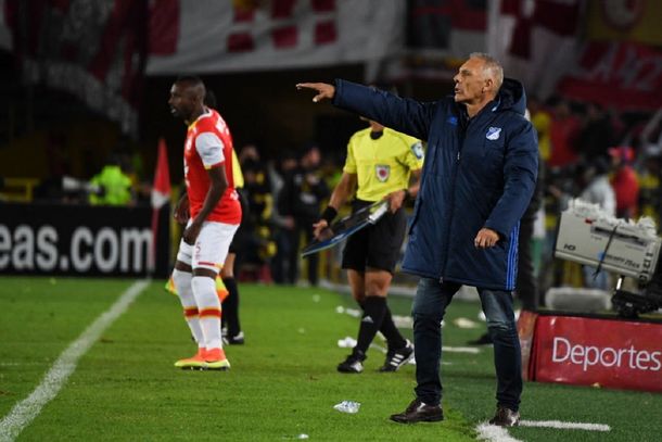 Miguel Ángel Russo en el banco de Millonarios de Colombia