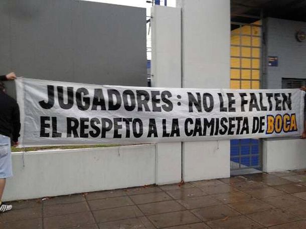 Clima caliente en Boca: pusieron un pasacalle contra los jugadores