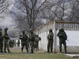 tension en crimea: tropas rusas ocuparon una base militar ucraniana tension en crimea: tropas rusas ocuparon una base militar ucraniana