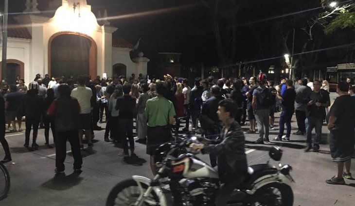 Poca gente, pero haciendo ruido: la protesta en Olivos fue sin barbijo ni distancia social