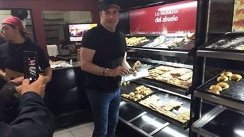 john travolta de paseo por argentina, aprovecho para comer facturas john travolta de paseo por argentina, aprovecho para comer facturas