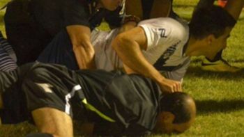 papelon en el federal b: casi linchan al arbitro tras una labor vergonzosa papelon en el federal b: casi linchan al arbitro tras una labor vergonzosa