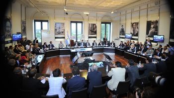 el gobierno nacional refinanciara este martes la deuda de 17 provincias el gobierno nacional refinanciara este martes la deuda de 17 provincias