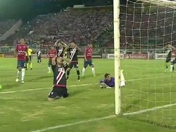 Scocco se lamenta tras marrar el gol que ponía en partido a River Scocco se lamenta tras marrar el gol que ponía en partido a River