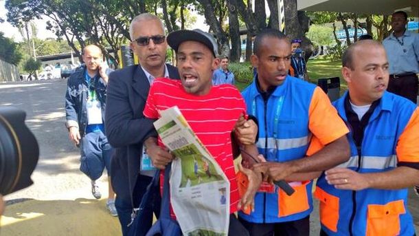 El fan de Messi volvió a burlar la seguridad para llegar a su ídolo