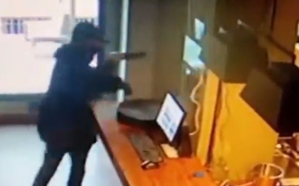Impactante video: roban millones de un restaurante mediante operativo comando en City Bell