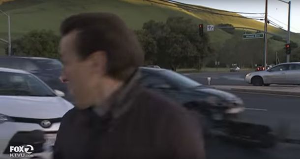 VIDEO: En vivo, un periodista se salvó de ser atropellado por un auto