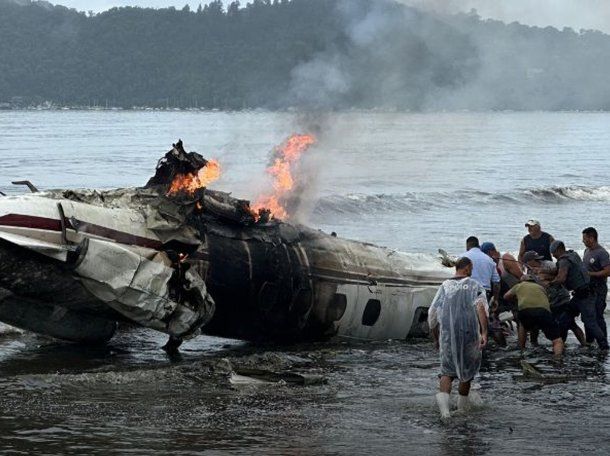 Video: una avioneta se estrelló en una playa de Brasil