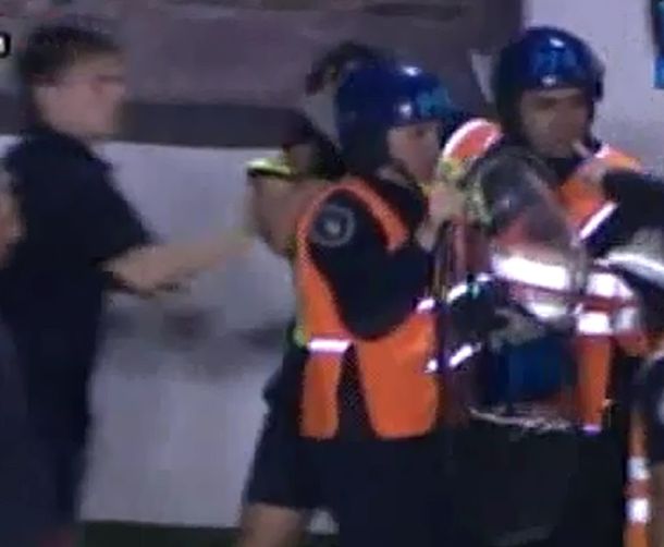 Escándalo en la B Metro: tras ser expulsado, un jugador agredió al árbitro