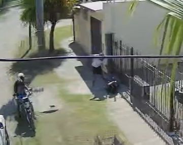 VIDEOS: Los mismos motochorros que le robaron a una joven también atacaron a un dirigente político en Villa Luzuriaga