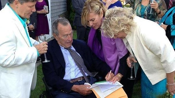 George Bush padre fue testigo en una boda de lesbianas