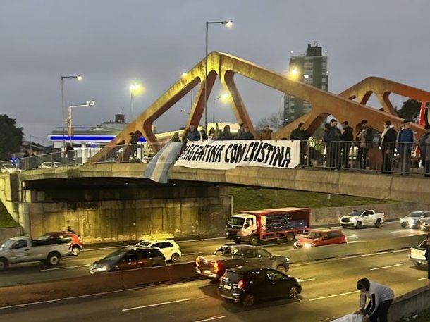 Simpatizantes de Cristina Kirchner cuelgan banderas en Beiró y General Paz en respaldo a la presidenta del PJ