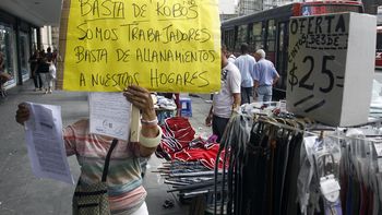 manteros de once cortan el transito en la avenida pueyrredon, altura peron manteros de once cortan el transito en la avenida pueyrredon, altura peron