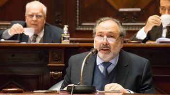 Jorge Gandini le pidió a Cabildo Abierto que diga de dónde va a sacar los recursos para aumentar los sueldos a los militares. Jorge Gandini le pidió a Cabildo Abierto que diga de dónde va a sacar los recursos para aumentar los sueldos a los militares.