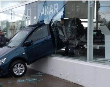 Puso en marcha un 0KM en una concesionaria