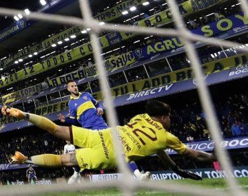 VAR y polémica: la terna arbitral justificó el gol de Benedetto por un error del software