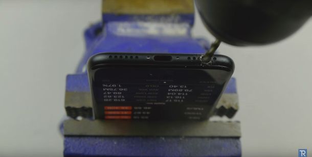 ¿Por qué los usuarios del iPhone 7 están perforando sus celulares?
