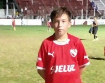 Un nene de 12 años vendió sus botines para la colecta del Rojo