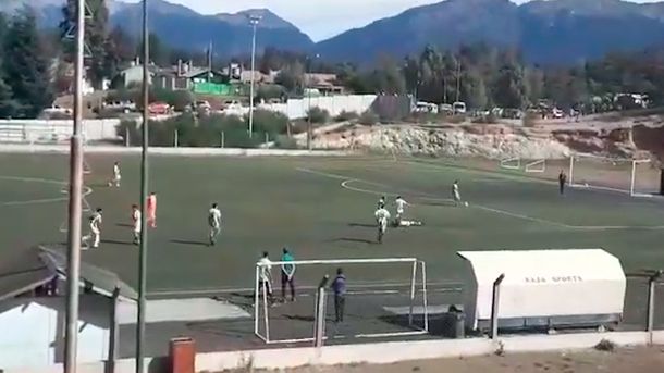 Brutal agresión en un partido amateur en La Angostura: un jugador le pateó la cabeza a otro
