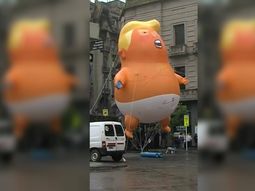 Llegó el Baby Trump: el muñeco que persigue al presidente de Estados Unidos