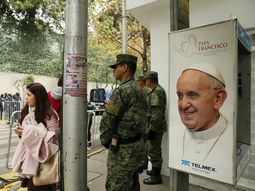 el papa llega a mexico rodeado de un fuerte operativo de seguridad el papa llega a mexico rodeado de un fuerte operativo de seguridad