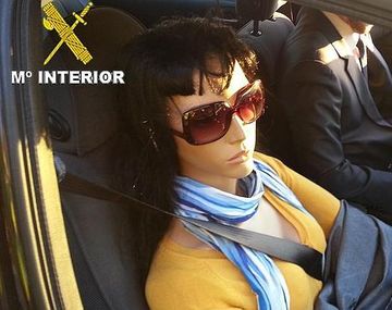 Lo detienen por usar un manequí como acompañante en su auto