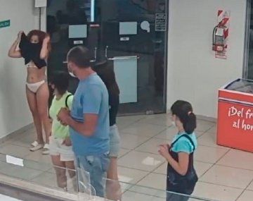 Una mujer usó el vestido que llevaba puesto como barbijo