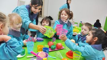 Sala de tres en jardínes. Imagen de archivo Sala de tres en jardínes. Imagen de archivo