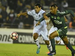 Luiz Otavio y Sand pelean por la pelota Luiz Otavio y Sand pelean por la pelota