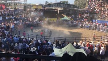 Un toro hace volar por los aires a un hombre que lo había montado Un toro hace volar por los aires a un hombre que lo había montado