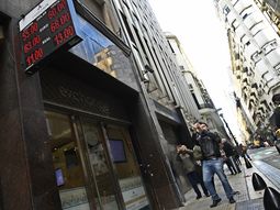 El dólar se disparó casi $11 y cerró a $57,30, a pesar de la tasa récord de Leliq a 74%
