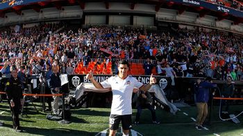 enzo perez, emocionado por su multitudinaria presentacion en el valencia enzo perez, emocionado por su multitudinaria presentacion en el valencia