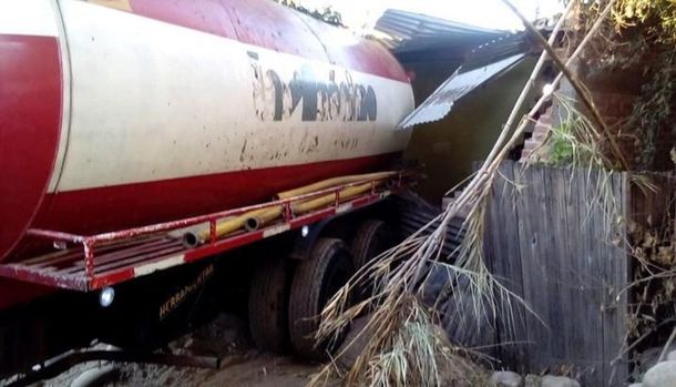 Un camión atmosférico se incrustó en una casa de Jujuy