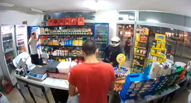 VIDEO: Robaba un kiosco, guardó el arma en el bolsillo, se le disparó y murió