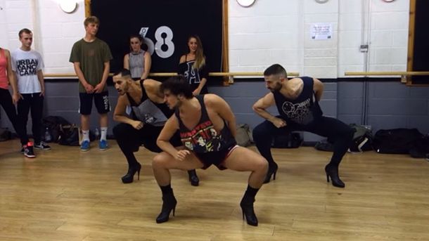 Un video de tres hombres bailando en tacos causa furor en la red