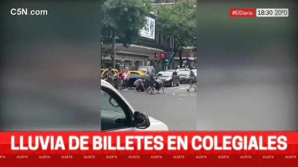 Lluvia de billetes en Colegiales: a un hombre se le cayó un bolso de dinero
