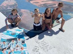 Qué dicen los mensajes que le están dejando a Messi en balneario de Mar del Plata