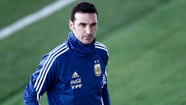 VIDEO: Scaloni fue a patear una pelota y se tropezó en el entrenamiento de la Selección